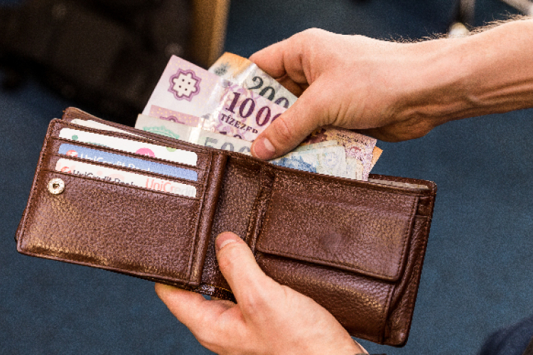 Nem adta vissza a talált pénztárcát a férfi, a rendőrök kihallgatták