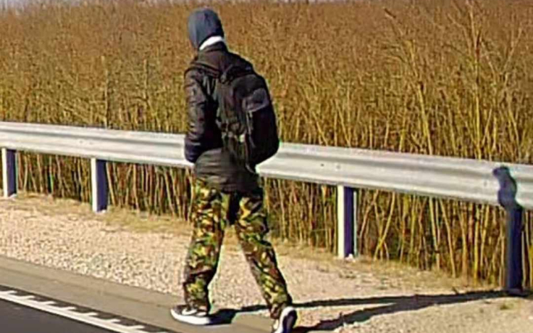 Egy ember sétálgatott az új 83-ason ma reggel