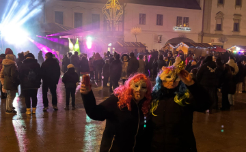 Sokan búcsúztatták az óévet a Fő téren