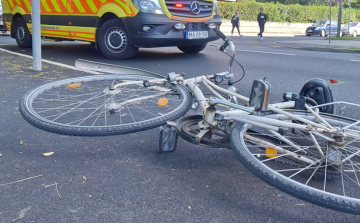 Kerékpárúton ütötte el a biciklist, súlyosan megsérült