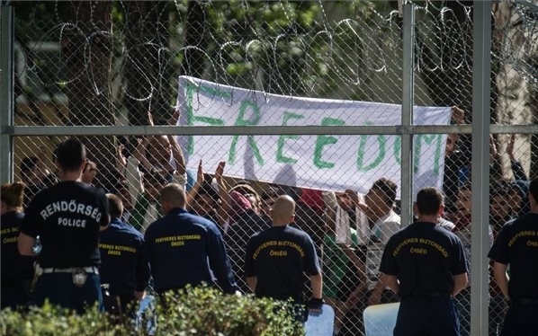 Ismét demonstrálnak migránsok a kiskunhalasi fogadóközpontban