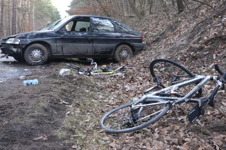 Kerékpárosokat sodort el, majd árokba borult egy autó Bakonyszentlászlónál