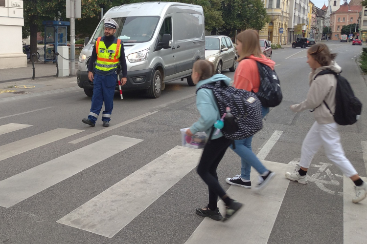 Egyenruhások a Pápai járás több iskolájának közelében