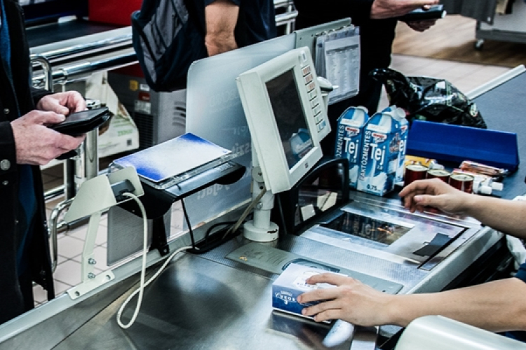 Pénztárosok loptak a pápai áruházban