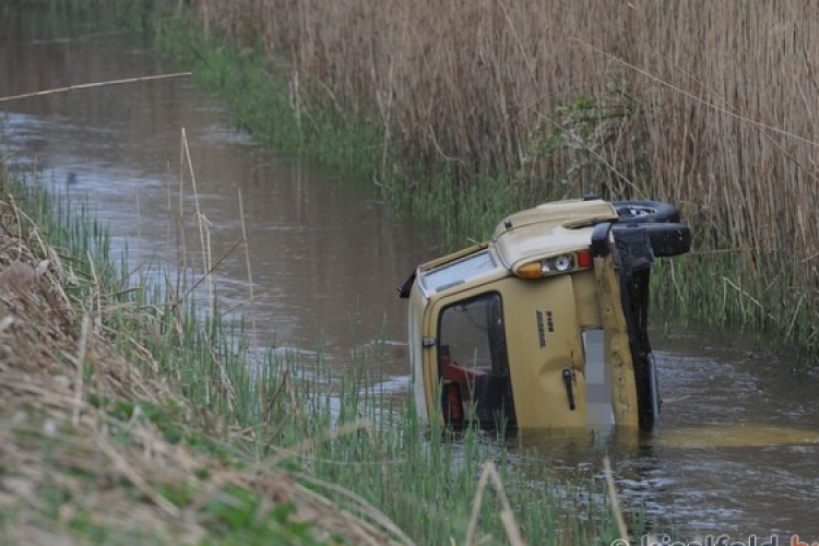 Lopott trabant a patakban Győrszemerénél