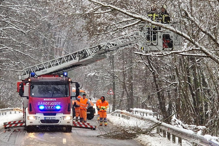 Bőven ad munkát az időjárás a tűzoltóknak Pápán és környékén