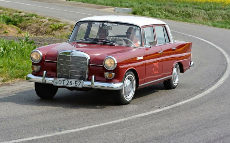 Mercedes oldtimerek lesznek láthatók a pápai Fő téren