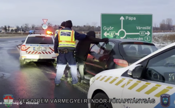 Előállítottak egy sofőrt Pápa határában