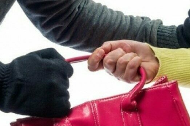 Kitépte a bevásárlótáskát egy idős nő kezéből - Súlyosabb büntetést kapott