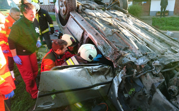 Felborult egy autó Kiscsőszön, a pápai tűzoltók vágták ki a roncsból a sérültet