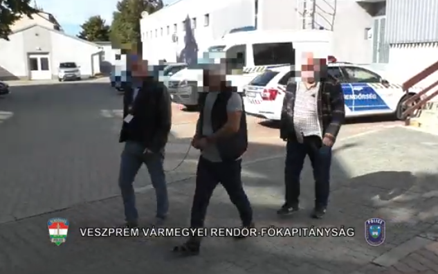 Közel másfél millió forint értékben loptak a pápai ékszerboltból