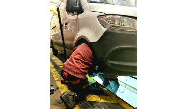 Pápai vállalkozó Mercedes Sprinterének laprugó problémája: miért Pápától 150 km-re tudta csak megoldani?