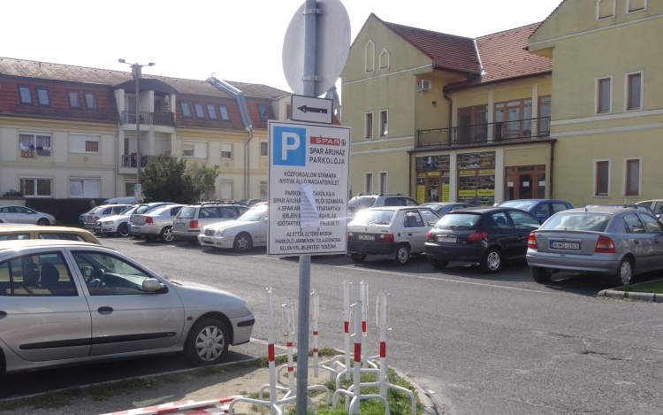 Július 1-től megszűnik az ingyenes parkolás Pápán