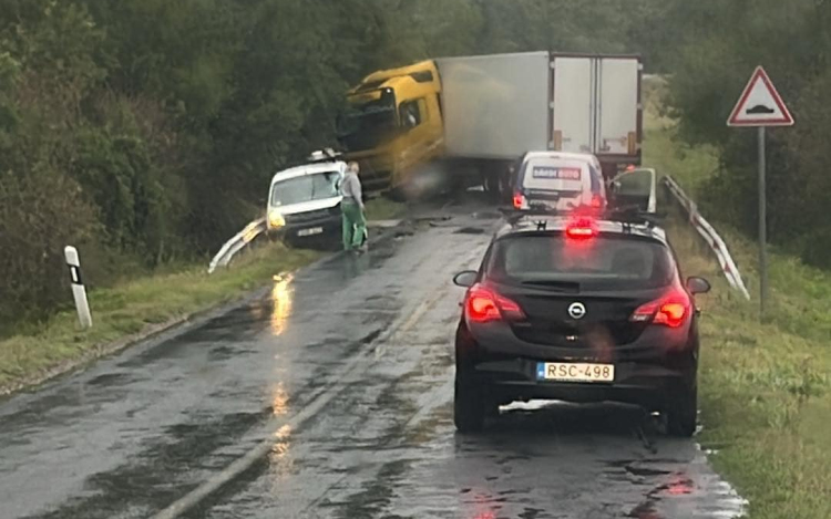 Kamion és személyautó ütközött Nemesszalók és Külsővat között - Teljes az útzár!