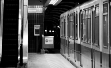 Életfogytiglanra ítéltek Romániában egy nőt, aki a metró elé lökött egy fiatalt