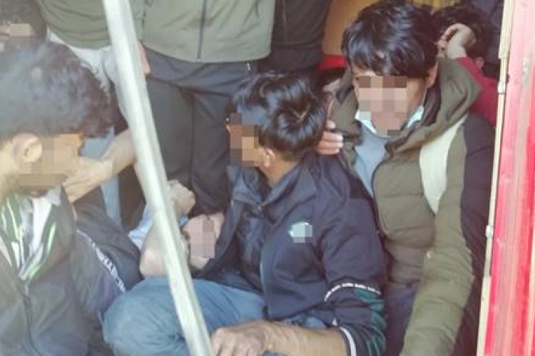 Húsz migránst szállított kisteherautójával a fiatal gyanúsított