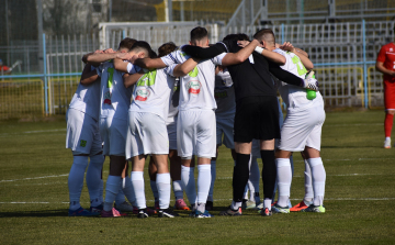 Méretes pofonba szaladt bele a Perutz