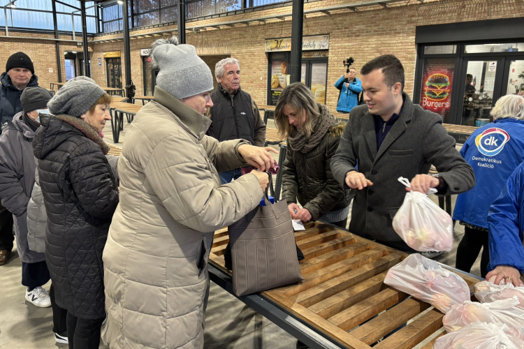Kedvezményes almavásárt tartott a DK Pápán