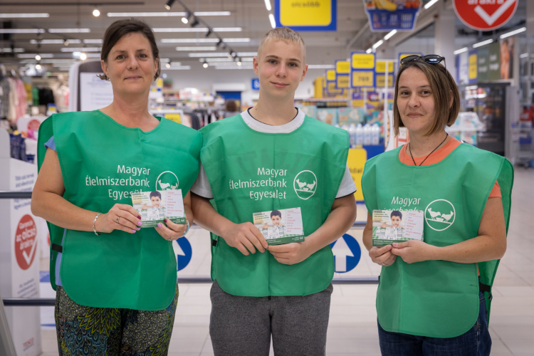 Nagyszabású adománygyűjtést szervez az Élelmiszerbank, két pápai áruházban is gyűjtenek