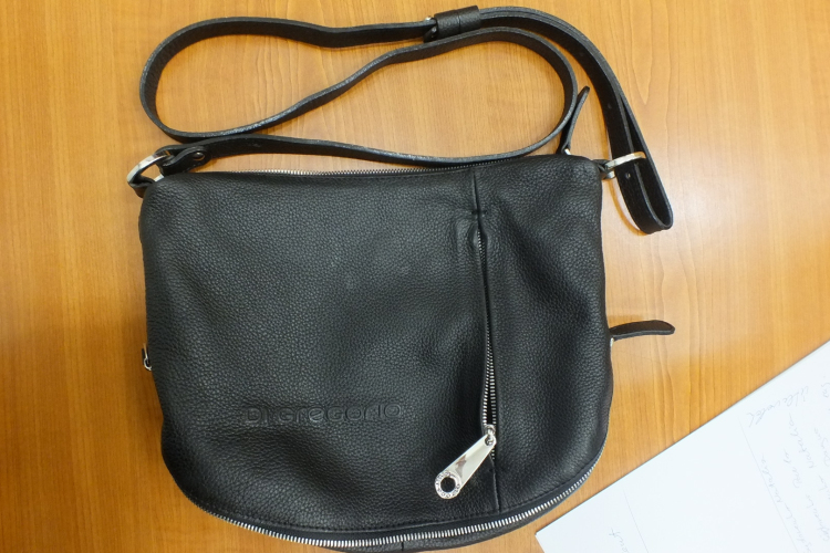 Női táskát lopott