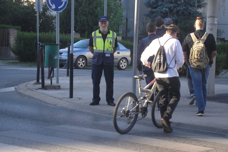 Rendőrök és polgárőrök a pápai iskolák közelében