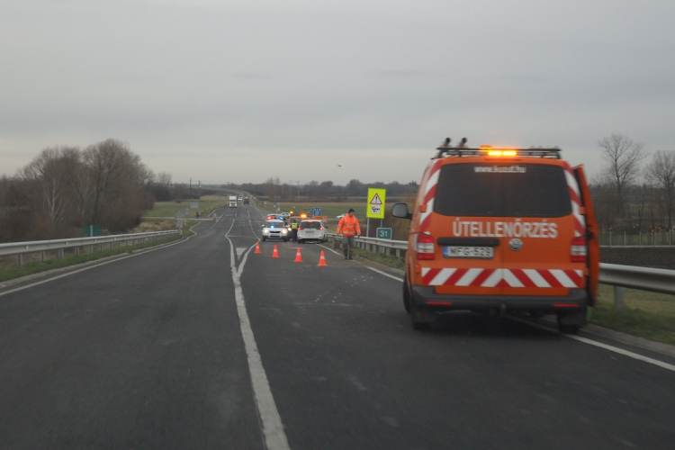 Két autó ütközött az elkerülőn, félpályás útzár van érvényben