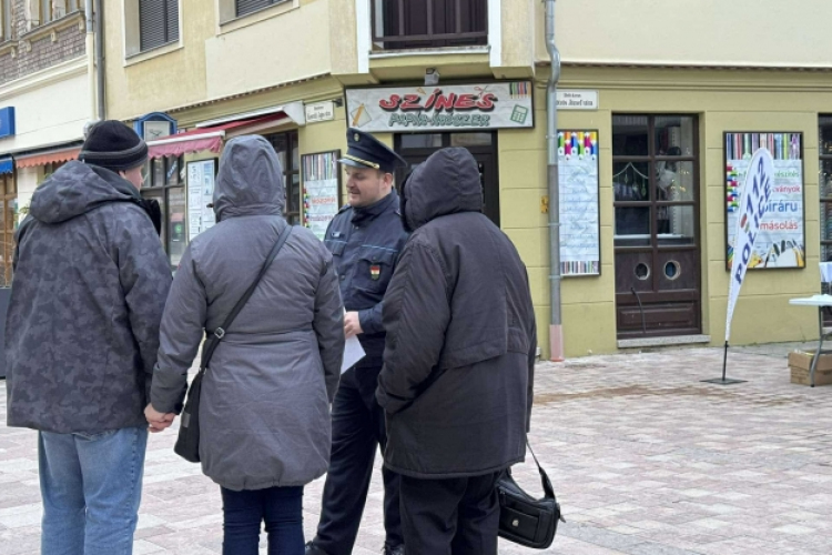 Az adventi forgatagban tartottak bűnmegelőzési tájékoztatót a pápai rendőrök