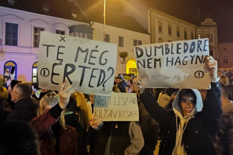 A pápai Fő téren demonstráltak diákok, tanárok, szülők és szimpatizánsok