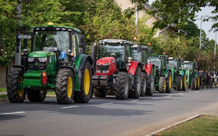 Traktoros ballagást tartanak a mezős diákok – különleges felvonulás lesz Pápán