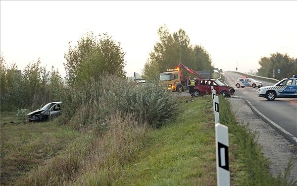 Heten sérültek meg az 51-es főúton egy közúti balesetben