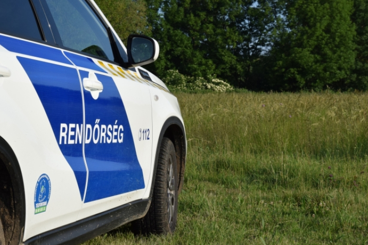 Emberi testrészt talált egy autós Mezőlak közelében
