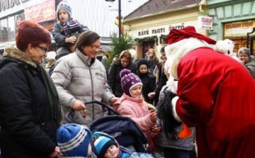 Lesz karácsonyi zene a Kossuth utcán, és érkezik majd a Mikulás is!