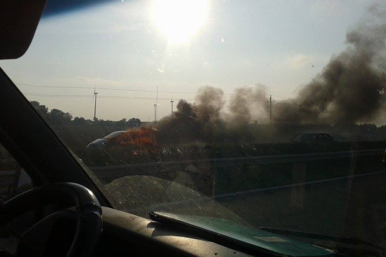 Kigyulladt egy autó az autópályán