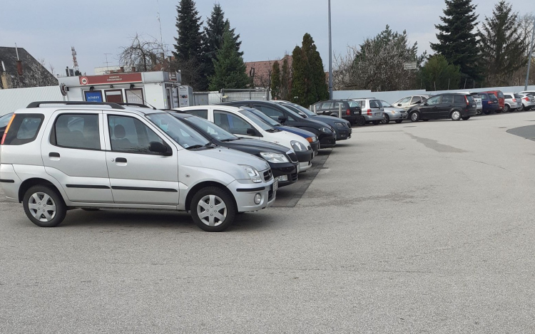 Miért fotózzák a rendszámokat a pápai Lidl parkolójában? 