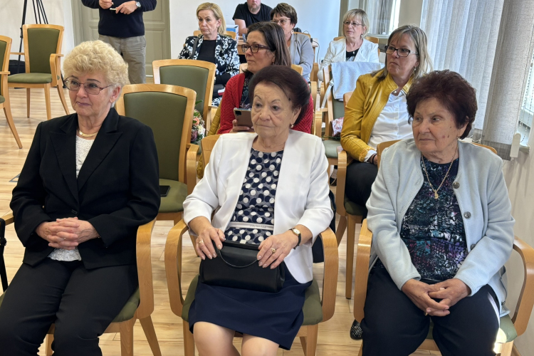 Emlékdiplomásokat köszöntött a pápai önkormányzat