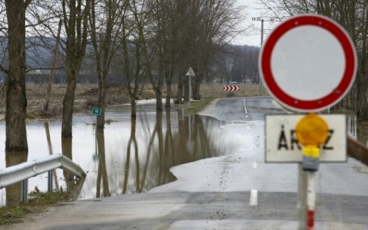 A Rábán már több kilométernyi szakaszon van árvízi készültség