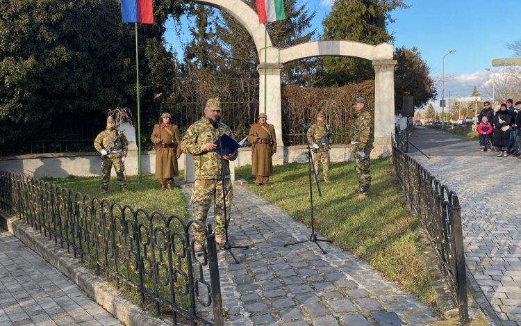 Tisztelet a hősöknek!