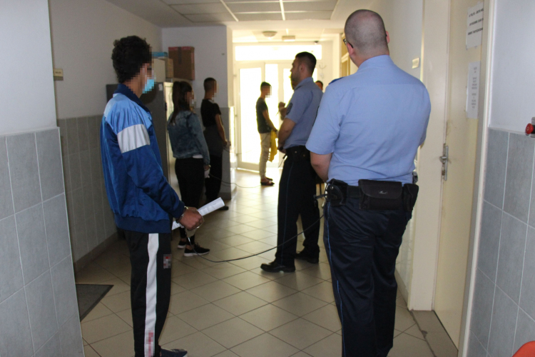 Felfegyverkezve, csoportosan raboltak Nyíregyházán - VIDEÓVAL