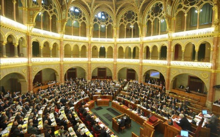 A népszavazási törvény módosítását tárgyalja a parlament