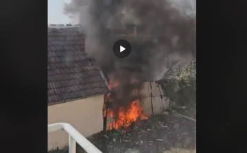 Összehordott szemét égett egy ház mögött Pápán - Videó
