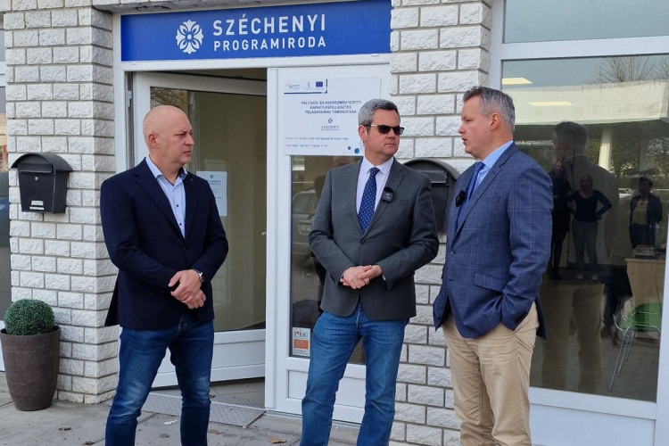 Új helyre költözött a Széchenyi Programiroda Pápán