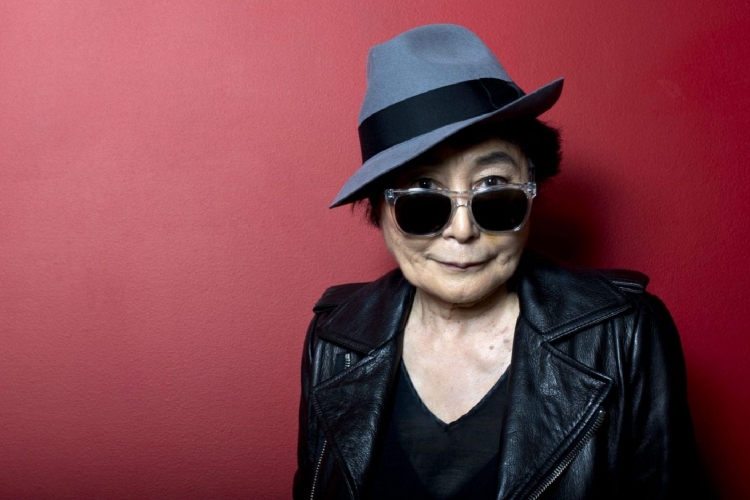 Yoko Ono a békéért csenget