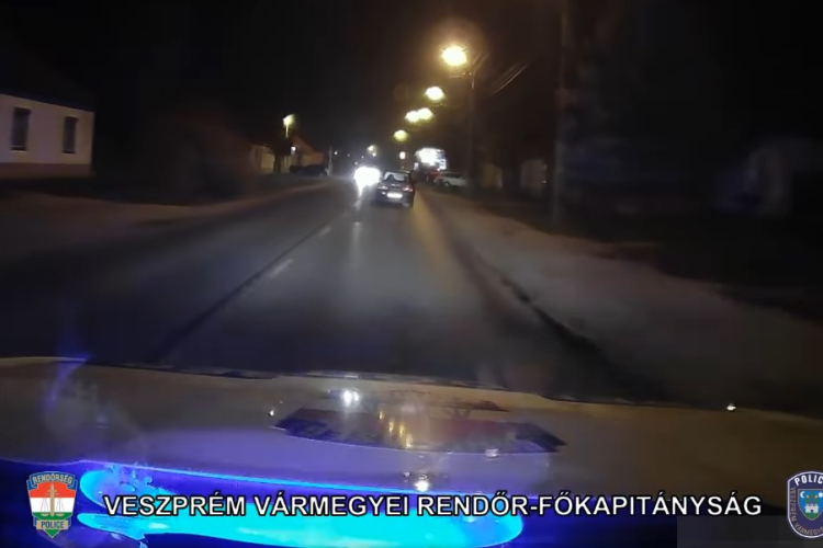 Sötétben, fényszóró nélkül - Autóst és kerékpárost is megbüntettek a pápai rendőrök - Videó