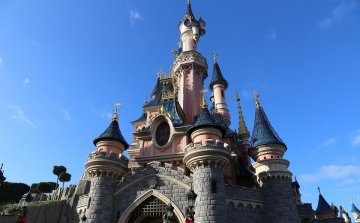 New Yorkban rendkívüli állapotot hirdettek ki, Kaliforniában bezárt Disneyland