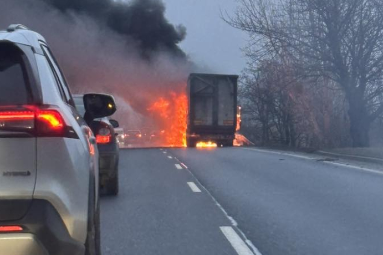Kigyulladt egy kamion a városlődi emelkedőn