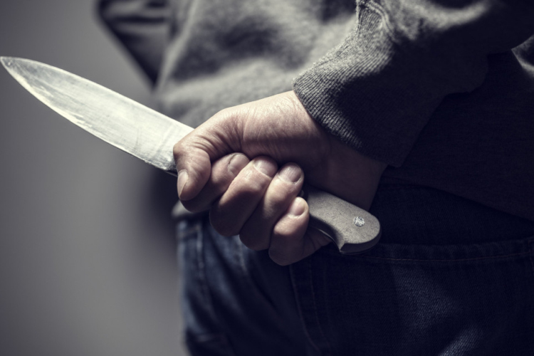 A konyhaasztalnál szurkálta hátba élettársát egy nő Pápán