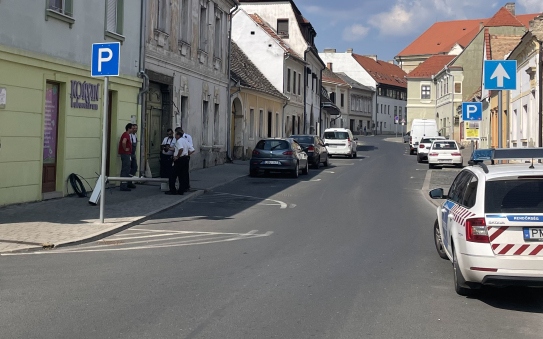 Autóval mentek neki a Korvin utcai lámpaoszlopnak