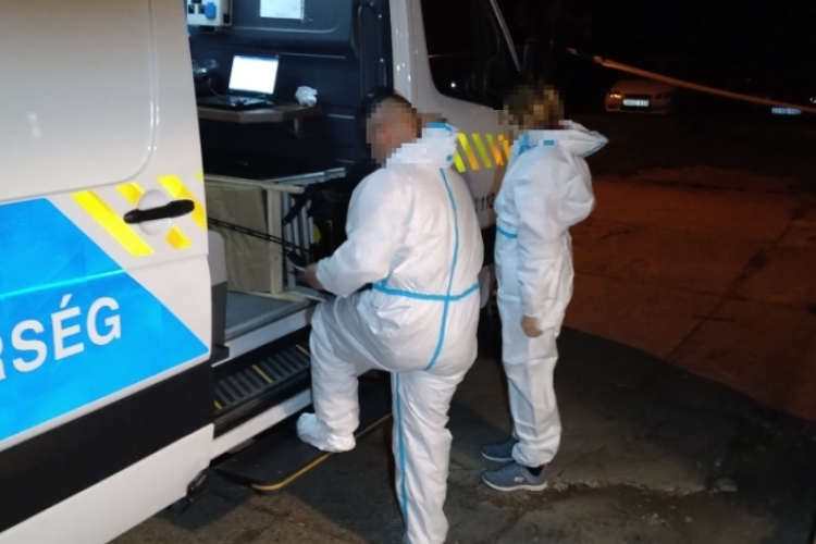 Két holttestet találtak Aszódon egy lakásban