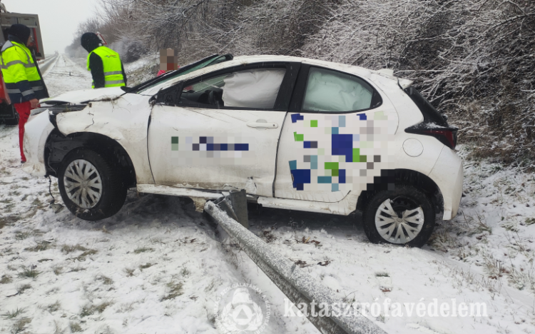 Három centi hó, másfél óra, kilenc baleset megyénkben