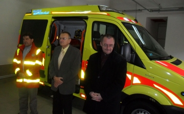 Új, kiemelt mentőautót kapott a Pápai Mentőállomás
